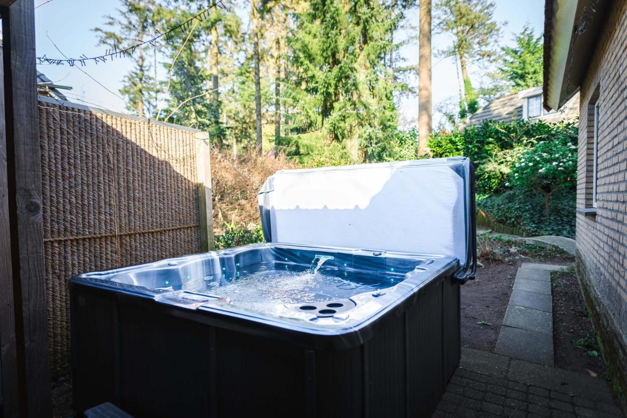 Luxe Vakantiehuis In Het Bos Met Jacuzzi En Sauna ルンテレン エクステリア 写真